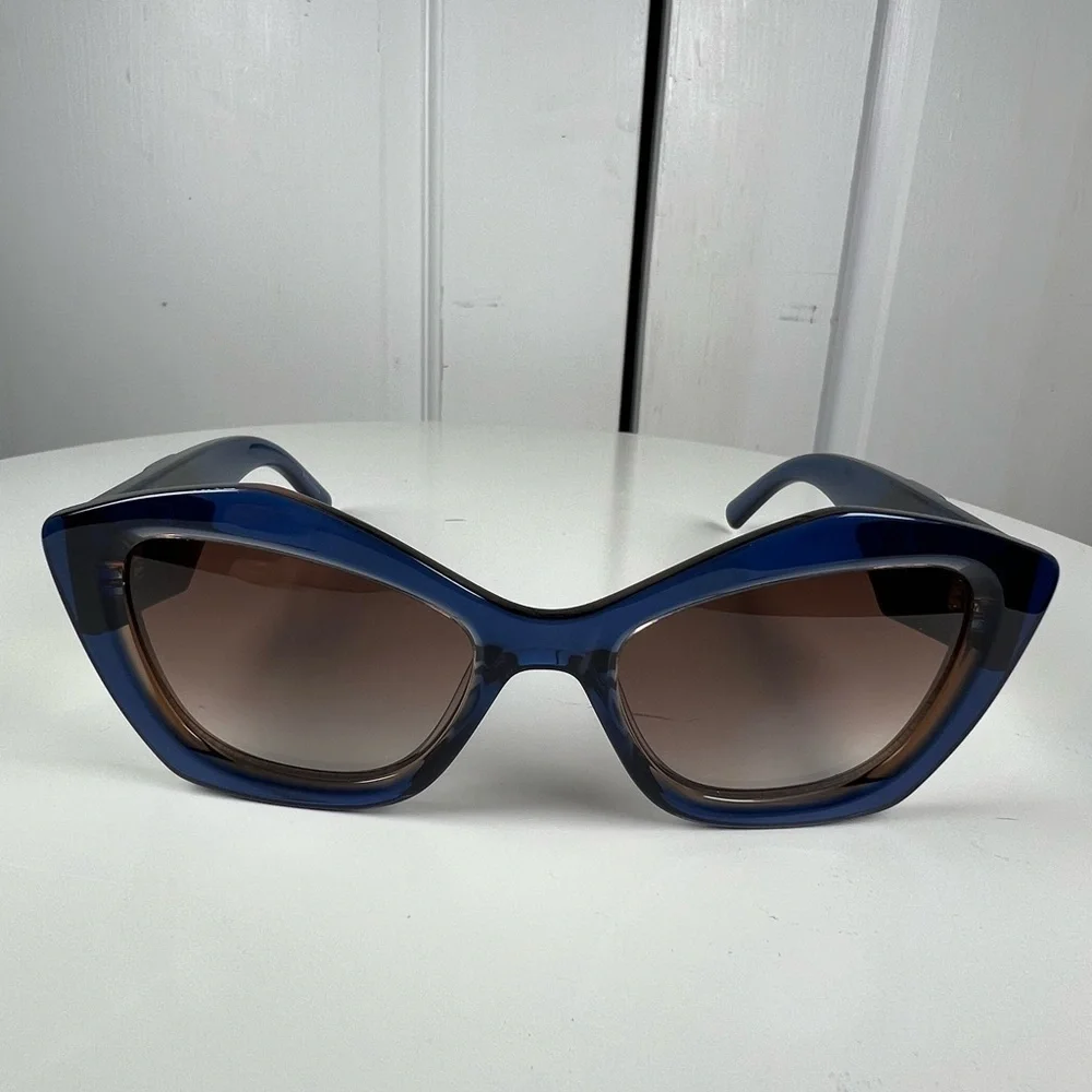 New Karl Lagerfeld Women's Geometric Cat-Eye Sunglasses w/ 3D Logo - KL6127S